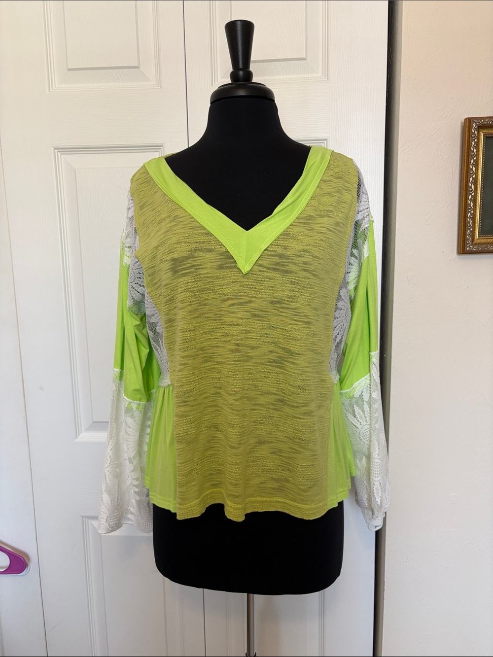 NWOT POL Lime Green V-Neck Tunic with White Lace Sleeves.Size Small.